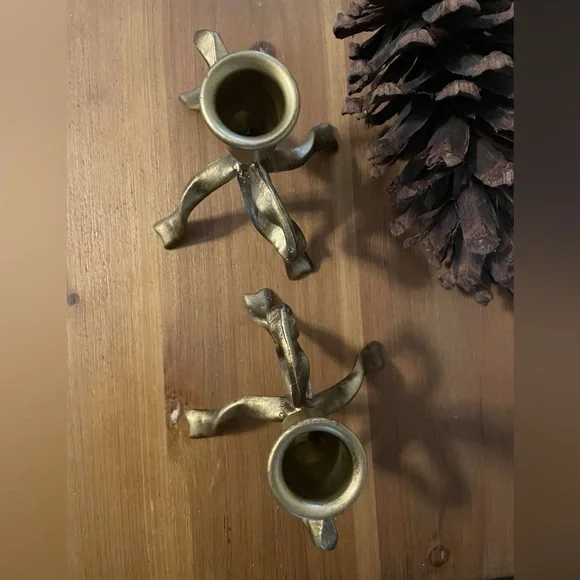 Set of 2 Gold Metal Bow Pillar candle holders - Picture 3 of 5